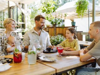 4人家族だけど1ヶ月「外食」するといくらかかる？「自炊」した時とどのくらい違うの？