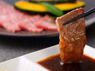 友人が「児童手当が入った日は焼肉！」と言っていました。教育費などに使わないなら「子どものお金を盗っている」のと同じだと思うのですが、問題ないのでしょうか…？