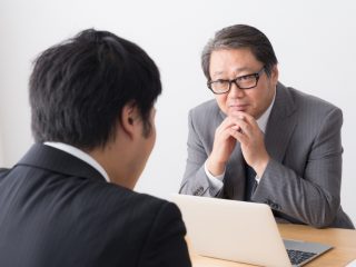 上司から「お前ちゃんと実家にお金入れろよ」と言われたのですが、実家在住でもない限り「少数派」ですよね？