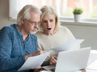 50代夫婦で貯蓄は「300万円」です。退職金で「2000万円」出るのでこれから貯めなくても老後は暮らせますよね？