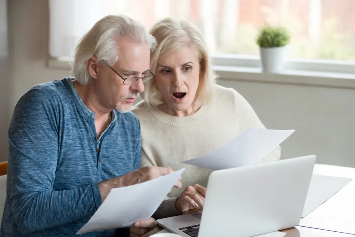 50代夫婦で貯蓄は「300万円」です。退職金で「2000万円」出るのでこれから貯めなくても老後は暮らせますよね？