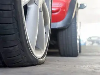 停車中の「ハンドルぐるぐる」はNG? 走行距離が少ないのに「タイヤ」がすり減る理由とは？ 長持ちさせるコツを解説