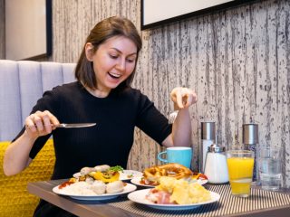 ストレスで1人暮らしなのに食費は「月6万円」です。どうすれば食べすぎを防げますか？ さすがに高すぎですよね…