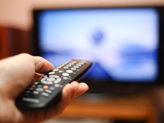 「テレビを消している」にもかかわらず、暗い部屋で見ると若干画面が「明るく」見えます。「待機電力」が発生しているのでしょうか？