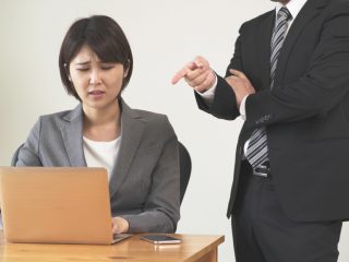 結婚のため、勤めて1年経っていない職場を退社します。上司に「腰かけ」と言われたのですが、これってパワハラですよね？