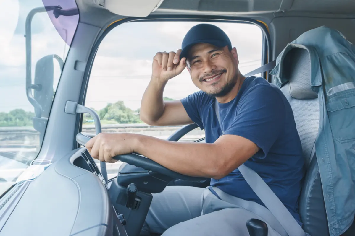 【トラック運転手の平均年収は？】夫が「トラック運転手」をしています。働き方が大きく変わると聞きますが、「年収」に影響はあるのでしょうか？