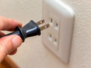 【待機電力が大きいのはどの家電？】テレビや電子レンジなど、つかわないときは「家電のコード」を抜いておくべきでしょうか？