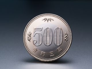 2021年から発行されている新500円玉。 そろそろ自販機にも対応してほしいです…。そもそも、なぜデザインが変わったのでしょうか？