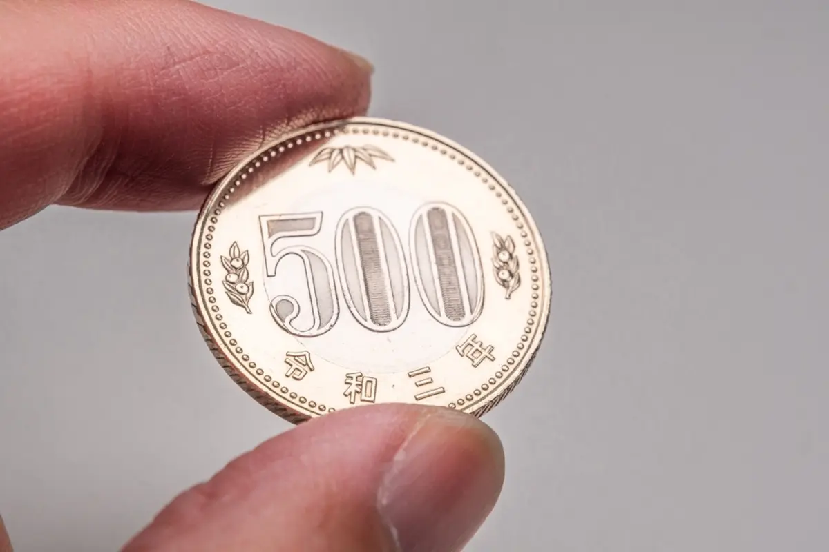 道で「500円玉」を発見！ 誰も見ていないしもらっちゃってもよいですよね？ 届けないと窃盗になりますか？