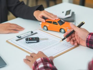 愛車を個人間取引で売却しましたが、一向に買い手が「名義変更」をしてくれません……税金のお知らせなども私に届くのですがどうしたらいいのでしょうか？