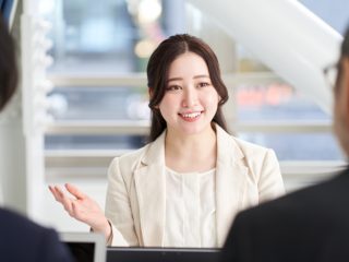 実際「マナー講師」の仕事はもうかるの？ 資格は必要？ 仕事内容などを解説