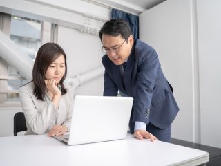 【有休取ったらマイナス査定？】上司から「有休を取ったら次の査定に響く」とプレッシャーをかけられます…これは明らかにおかしくないですか？