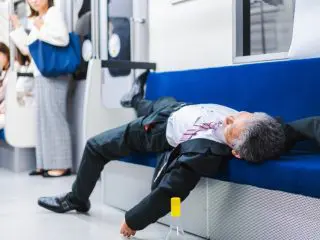 新幹線の指定席に「見知らぬ酔っぱらい」が。私のお金で指定席に座っていたのが許せないのですが……。