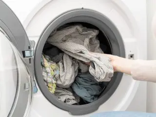 「まとめて洗濯」すると量が多いので、「週4」で洗濯機を使っています。年単位で考えたら高くつくでしょうか？