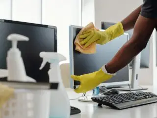 うちの会社では「当番制」で週に1回15分早出をしてオフィスをかるく掃除していますが、これって勤務時間ですか？