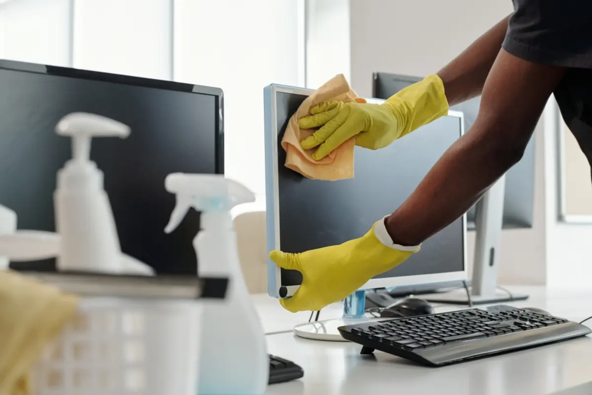 うちの会社では「当番制」で週に1回15分早出をしてオフィスをかるく掃除していますが、これって勤務時間ですか？