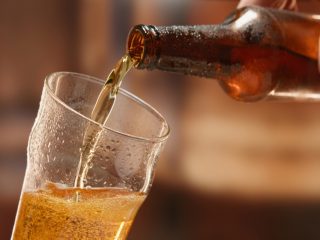 妻から「ビールを毎日コンビニで買わずにスーパーでまとめて買った方が良い」と言われます。具体的にどれぐらい金額が違うのでしょうか？