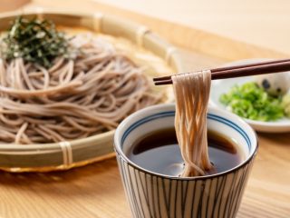 【老後の旅行】毎月1回はご当地そばを食べに行きたいです。どれくらいの資金があれば余裕のある老後を送れますか？