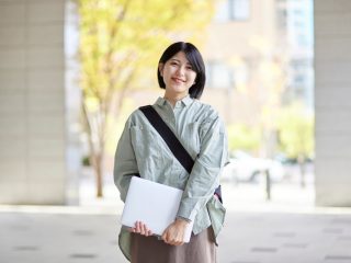 【お得な通学方法】子どもが隣の県の専門学校に通学します。「車」を買って通学してもらうか「アパート」を8万円位で借りてもらうかどちらがお得でしょうか。