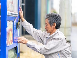 父に自販機の「お釣り」をチェックする癖があります。普通に「犯罪」だと思うのですが、どうすれば止めてくれるでしょうか？ 正直一緒に歩いていて恥ずかしいです…