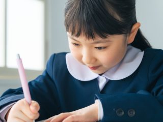 隣の子が小学校受験をすると言っています。やっぱり親の年収が少ないと、お受験は無理なのでしょうか？