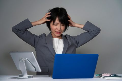 半年後に転職することになりましたが、「有給休暇」も「引き継ぎ」も残っています！ 引き継ぎを行うと有給休暇を使い切れないのですが、労働者の権利なので優先してよいでしょうか？