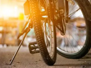 道で「タイヤの太い自転車」をたまに見かけます。タイヤが丈夫そうですが、パンクのリスクが少なくコスパが良いのでしょうか？