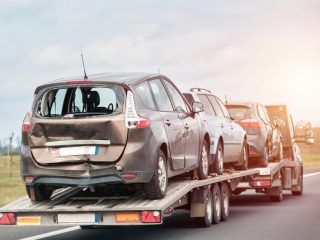 車が突然動かなくなった！ 「車の保険」で提供される「ロードサービス」はどこまで無料で利用できる？