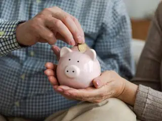 【60代の平均貯蓄額】60歳ですが貯蓄額は「100万円以下」です…ほかの60代はどれくらい貯蓄していますか？