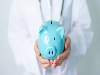 昨年の医療費が11万円でした。「医療費控除」でいくら還付されますか？　大した額ではないなら手間もかかるし確定申告したくないのですが。