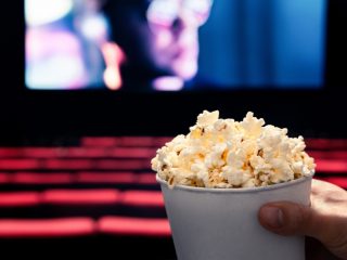 映画館の予約席に「見知らぬ人」が座ってる！ 席が空いてるからってそんなのアリ!? 自分で声をかける？ 映画館のスタッフに相談すべき？