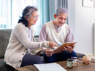 【50代の年収事情】50代で「再婚」を考えていましたが、「年収が低い」ことが懸念点です…「300万円」の年収は平均以下ですか？