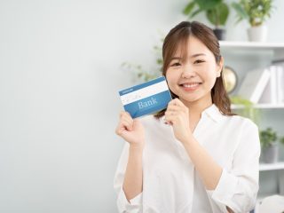 実家で昔の通帳を発見！ 残高「1000円以下」ならそのまま破棄すべき？ 口座を放置する「リスク」についても解説