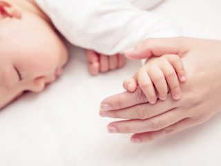 【介護×子育て】会うたび「孫の顔」を見たがる両親。正直あなたたちの「介護費用」でカツカツなんですけど……。