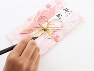 夫婦で結婚式に招待されたけど、ご祝儀に「6万円」はNG？「割り切れる数字」にすべきではないの？ いくら包むべきか解説