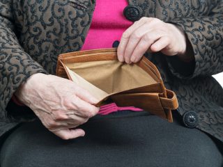 年金を70歳から「月15万円→月21.3万円」で受け取っても生活は楽じゃない!? 繰下げ受給の「落とし穴」について解説