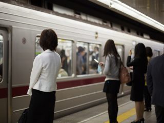 電車内広告って、どれくらいの費用がかかるのですか？ 広告費用に見合う効果は得られるのでしょうか。