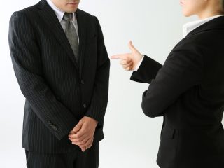 現在55歳ですが、「パワハラに耐えられず」仕事を辞めます。「貯金100万円」でどれくらいの期間生活できますか？