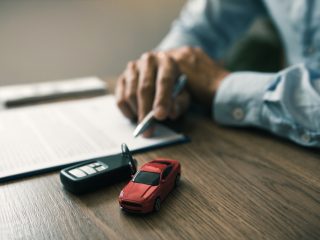 「残クレ」で車を買うのって普通なんですか？ 彼氏が「レクサス」を買おうとしているのですが、年収400万円で買うのは厳しくないですか…？