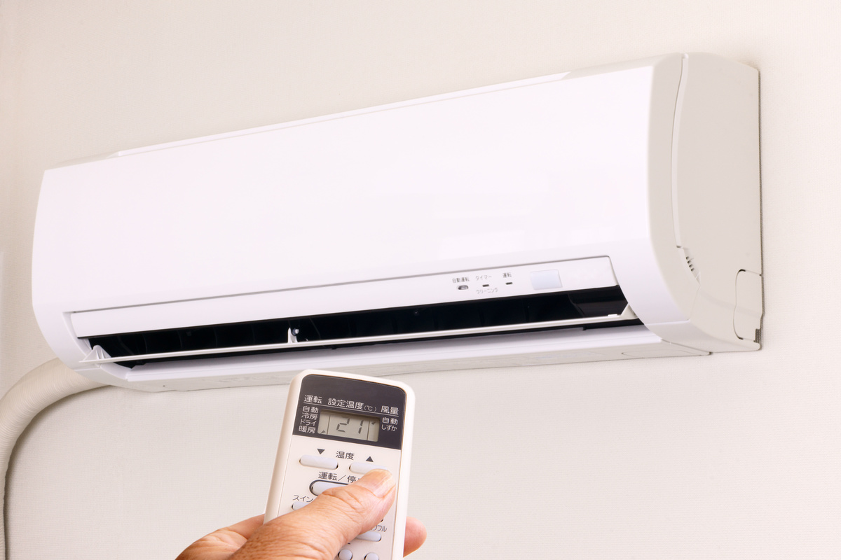 寒すぎて寝てる間も「エアコン」をつけっぱなしです。乾燥でのどが痛いし「電気代」も不安なのですが、実際どのくらいかかっているのでしょうか…？