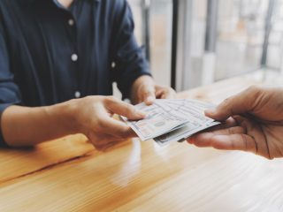 実家暮らしだと「毎月6万円以上」も浮く？みんなはどのくらい家にお金を入れてる？