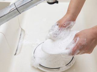 食器洗い中こまめに「水」を止める彼氏がマメすぎて苦手…。そんなに節約効果は無いと思うのですが…。