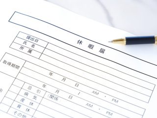 祖父が亡くなり会社を休みましたが、上司に「ウチに忌引き休暇はない」と言われました。「有休」を使用したのですが、これって違法ではないのですか？