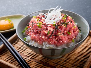 安く済む上に準備も楽なので、毎日「マグロのたたき」丼を食べています。外食の同メニューと比べたらかなりコスパはよいですよね？