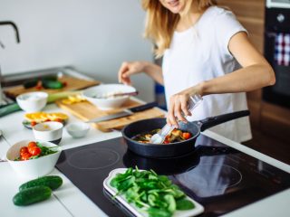 「レシピから考える」は自炊でも節約にならない？ 自炊の間違った節約方法とは？