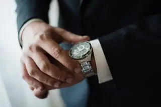 新卒ですが、上司に「社会人は高い時計を買ってバリバリ働くもの」と言われました。便利なので「アップルウォッチ」なのですが、高い時計を買うべきでしょうか？