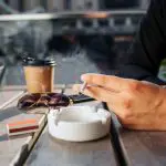 職場が全面禁煙のため、喫煙しに「毎日3回」近くのカフェへ。もしかして年間「30万円」くらい無駄にしてる…？