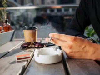 職場が全面禁煙のため、喫煙しに「毎日3回」近くのカフェへ。もしかして年間「30万円」くらい無駄にしてる…？