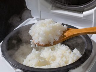 節約のため「ご飯のまとめ炊き」をしていますが、冷凍では正直おいしくないです。どうすれば節約しながらおいしく食べられますか？