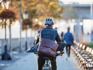 バスに乗り遅れた日は自転車で通勤することがあります。たまに違うルートで通うと通勤手当はもらえませんか？